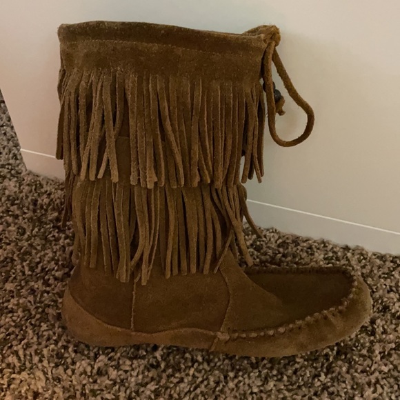 Minnetonka 2 Layer Fringe boot - Picture 2 of 8